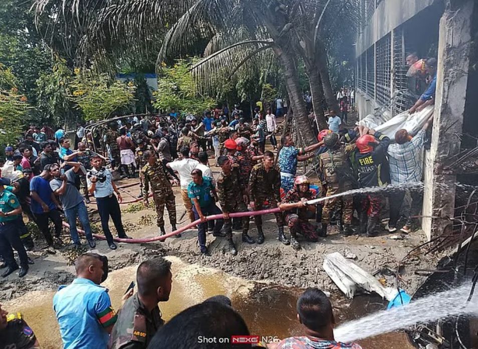119 شخصا ضحايا سقوط طائرة على حرم مدرسة وكلية فى بنجلاديش.. صور