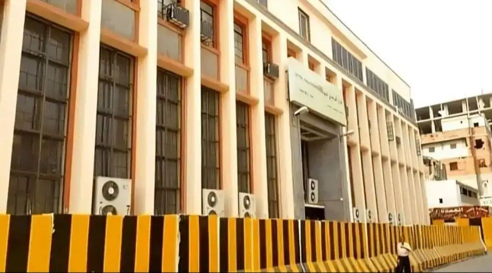 البنك المركزي يحدد سعر الصرف للريال السعودي ويتوعد الصرافات المخالفة بسحب الترخيص