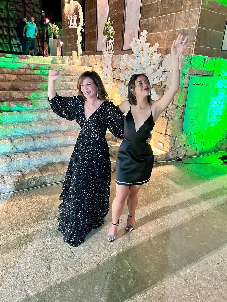 إلهام صفي الدين مع خالتها إلهام شاهين فى أحدث ظهور ضحك ولعب ورقص.. صور