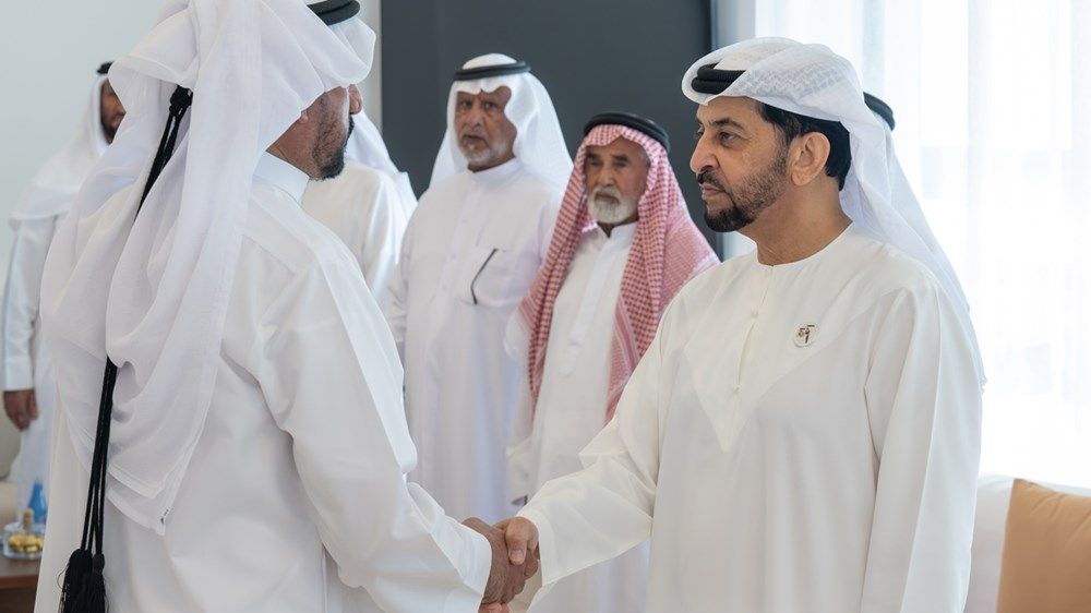 حمدان بن زايد يزور مجلس أم الأشطان ويلتقي المواطن مبارك المنصوري