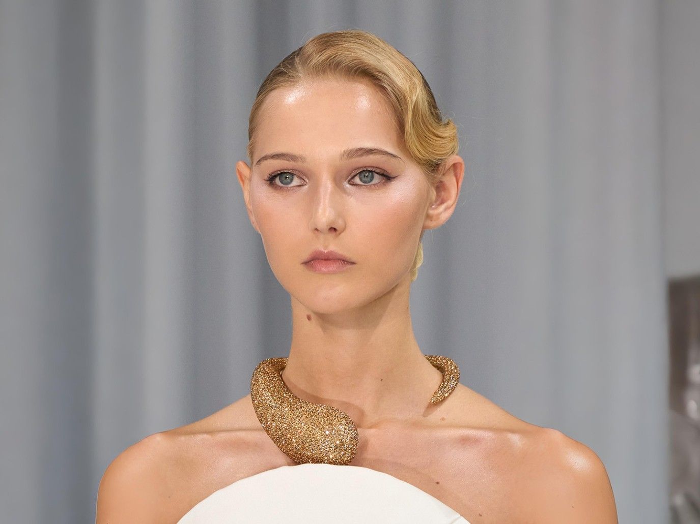 الفرق الخفي بين ماء الورد وماء الزهر.. أيهما يناسب بشرتك؟