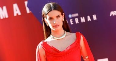 سارة سامبايو تكشف التقاطها أكثر من 1000 سيلفى في Superman لهذا السبب