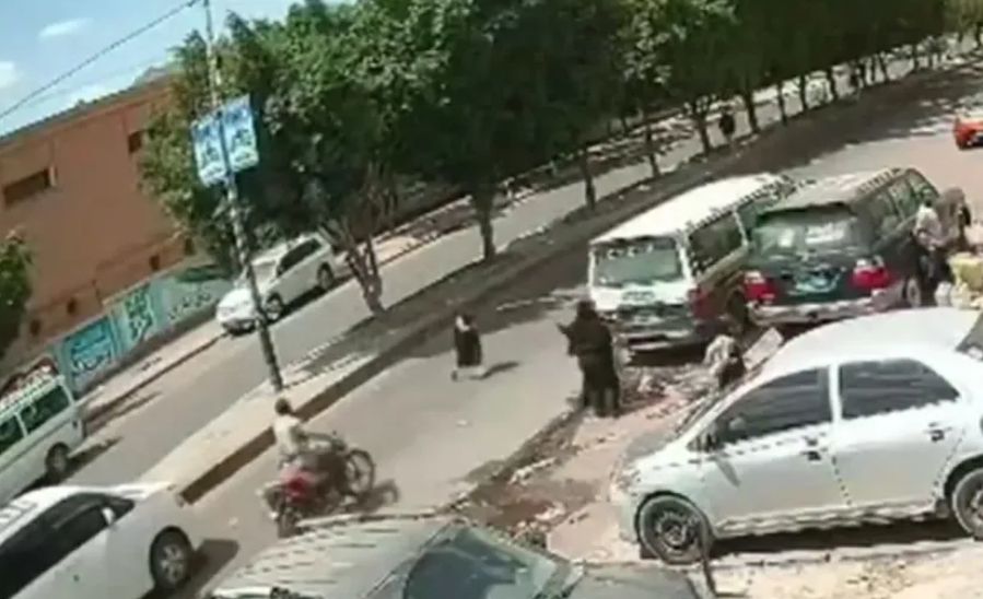 في العاصمة صنعاء ...شاهد بـ"الفيدي "سائق دراجة نارية متهور يدهس طفلة أمام اعين والدتها