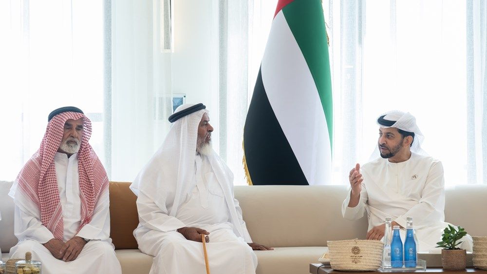 حمدان بن زايد يزور مجلس أم الأشطان ويلتقي المواطن مبارك المنصوري