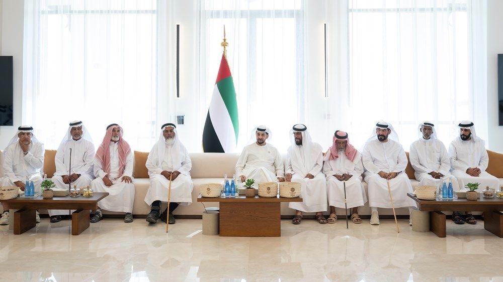 حمدان بن زايد يزور مجلس أم الأشطان ويلتقي المواطن مبارك المنصوري