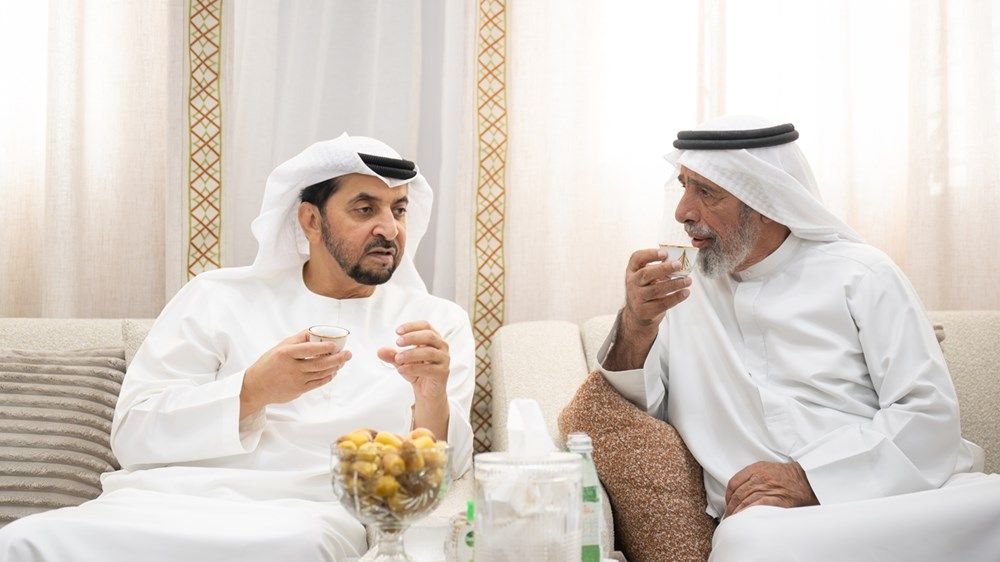 حمدان بن زايد يزور مجلس أم الأشطان ويلتقي المواطن مبارك المنصوري