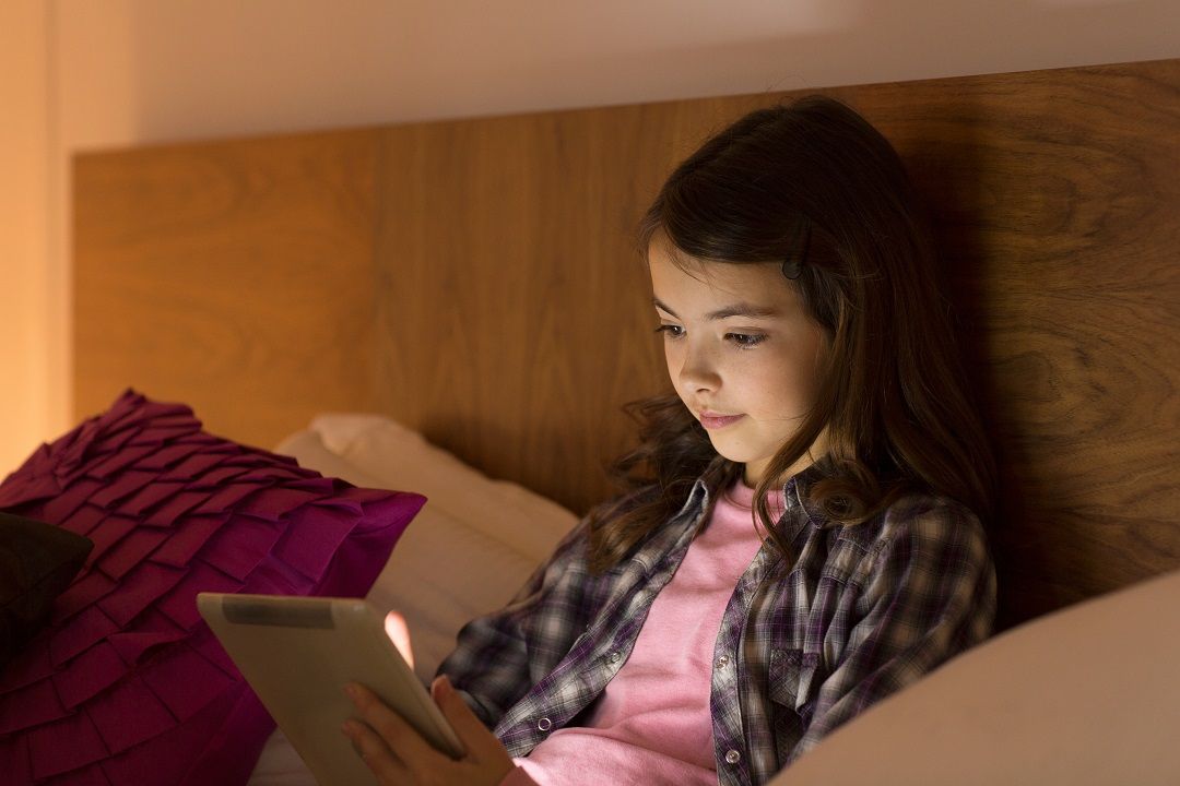 كيف تساعدين طفلك على تطوير مهارات التواصل الاجتماعي؟ إليكِ عشرات الطرق