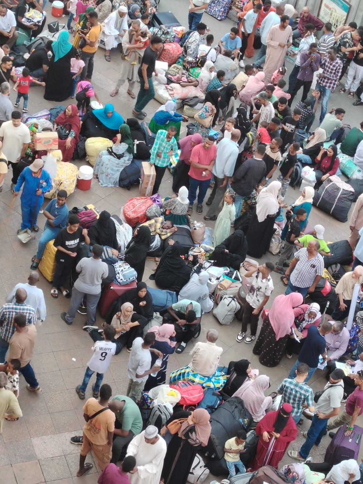 بدء توافد السودانيين على محطة مصر لاستقلال القطار المتجه لأسوان