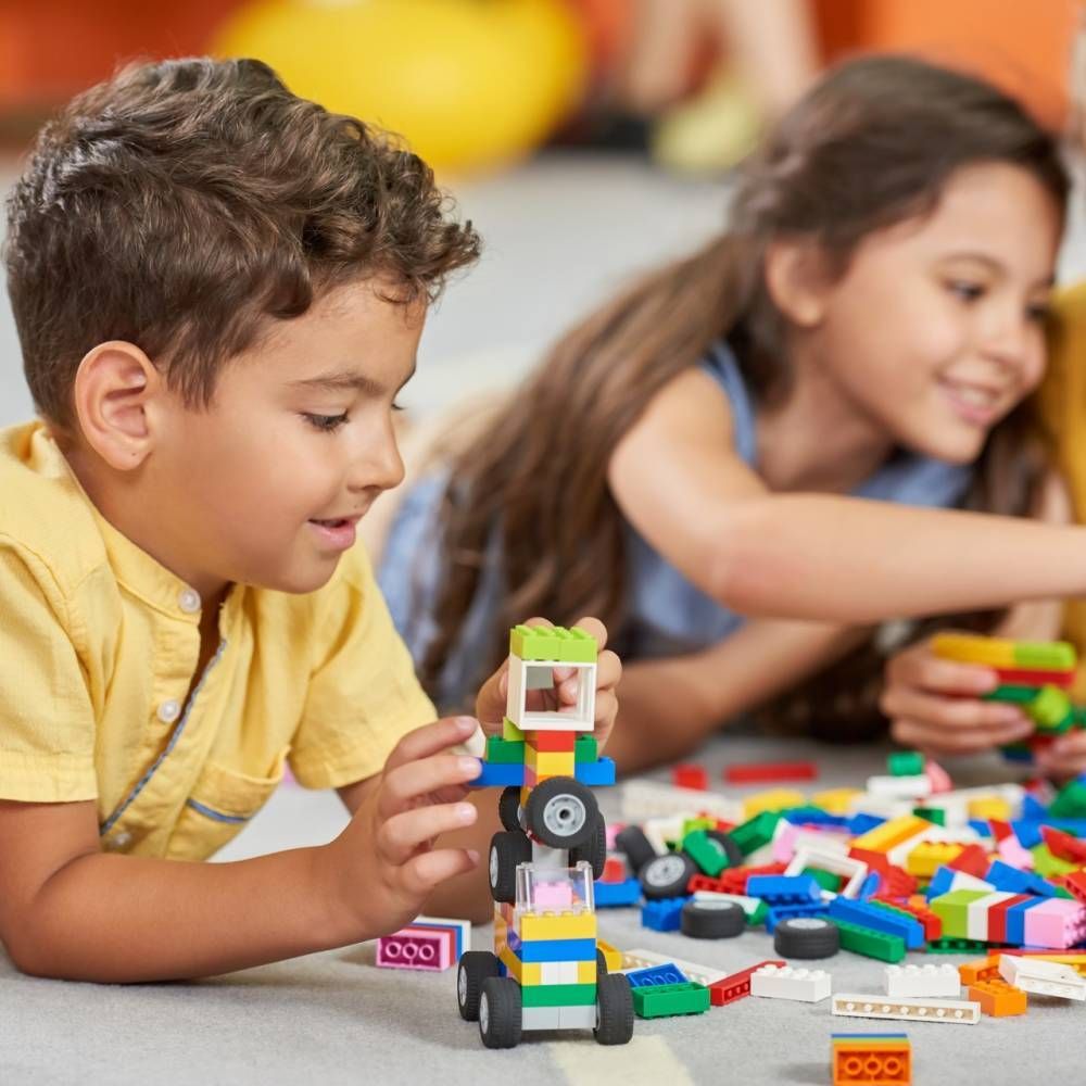 كيف تساعدين طفلك على تطوير مهارات التواصل الاجتماعي؟ إليكِ عشرات الطرق