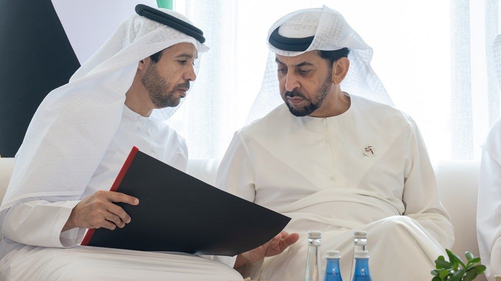 حمدان بن زايد يزور مجلس أم الأشطان ويلتقي المواطن مبارك المنصوري