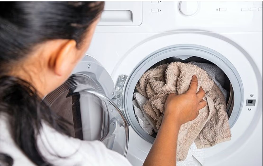 كم عدد مرات غسل فوط الاستحمام ومناشف اليدين لضمان خلوها من البكتيريا؟