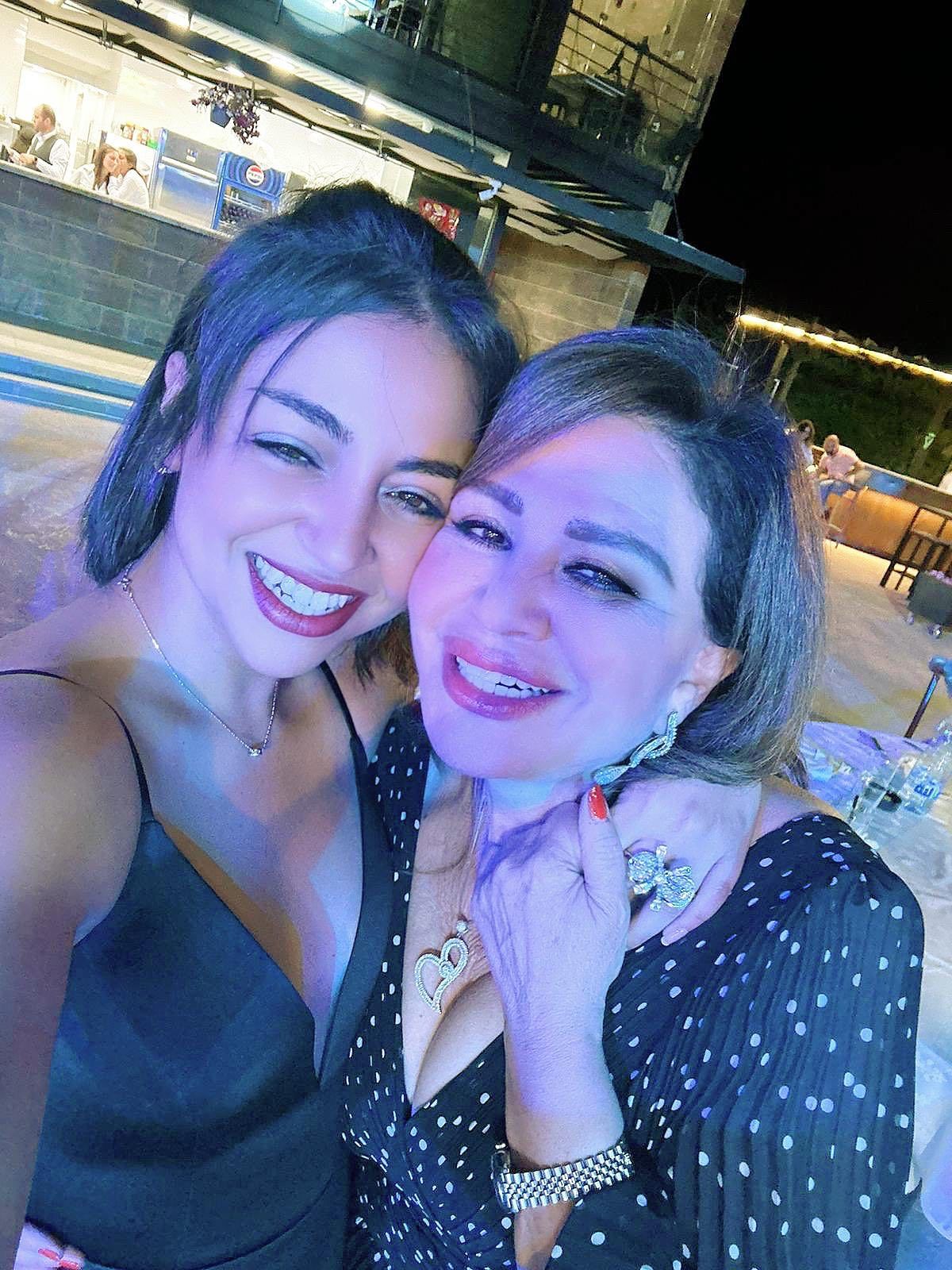 إلهام صفي الدين مع خالتها إلهام شاهين فى أحدث ظهور ضحك ولعب ورقص.. صور