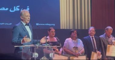 محمود حميدة يقدم تكريم محيى إسماعيل خلال افتتاح المهرجان القومى للمسرح