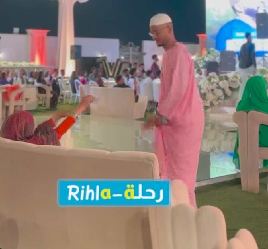 شاهد بالصورة والفيديو.. ظل يرقص أمامها وهي تحمسه.. شاب سوداني يصطحب والدته لحفل العميد بالقاهرة ويحظي بآلاف الإعجابات على السوشيال ميديا