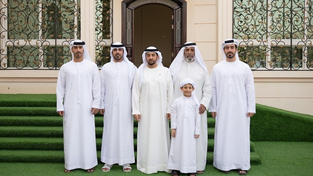 حمدان بن زايد يزور مجلس أم الأشطان ويلتقي المواطن مبارك المنصوري