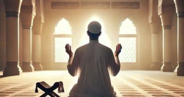 ما حكم رفع اليدين بالدعاء أثناء خطبة الجمعة؟.. دار الإفتاء تجيب