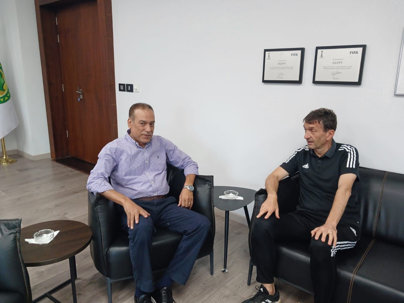 مصطفى عزام يستقبل المحاضر الدولي إيجور المشرف على معسكر رخص الـVAR