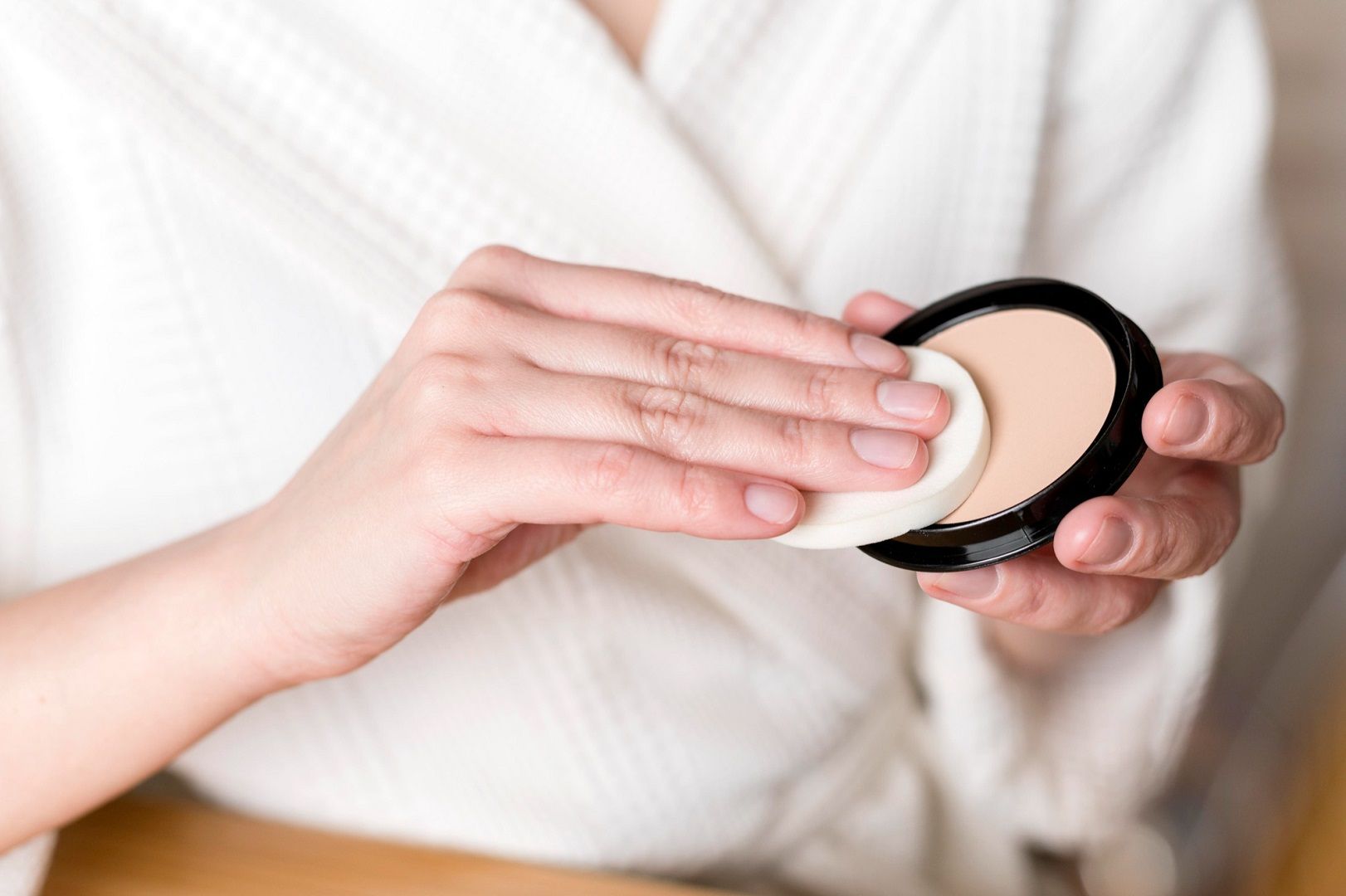 دليلك لاختيار وتطبيق البودرة المضغوطة كالمحترفات.. لمسة نهائية مثالية