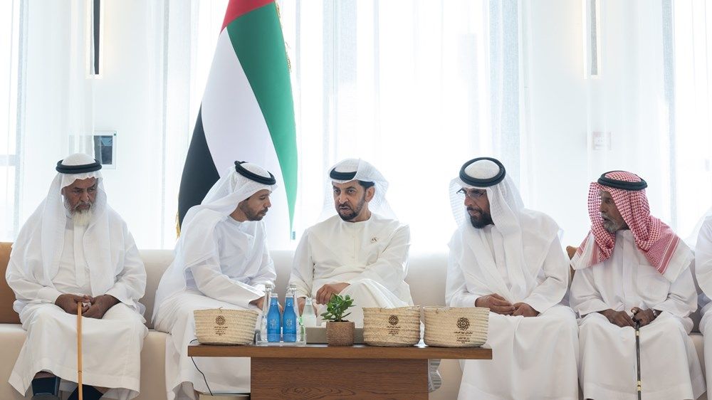 حمدان بن زايد يزور مجلس أم الأشطان ويلتقي المواطن مبارك المنصوري