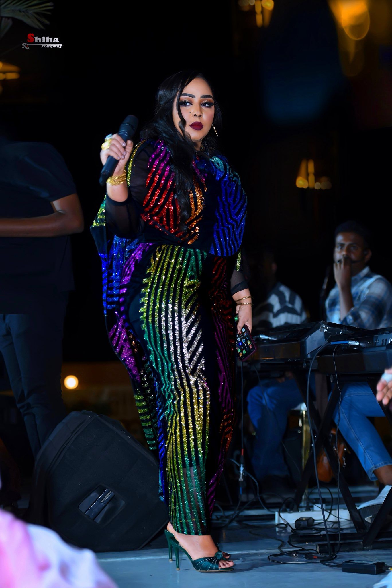 شاهد بالصور.. “يفرهد بكرة بستاني النضير”.. السلطانة هدى عربي تواصل خطف الأضواء على مواقع التواصل بإطلالة ساحرة