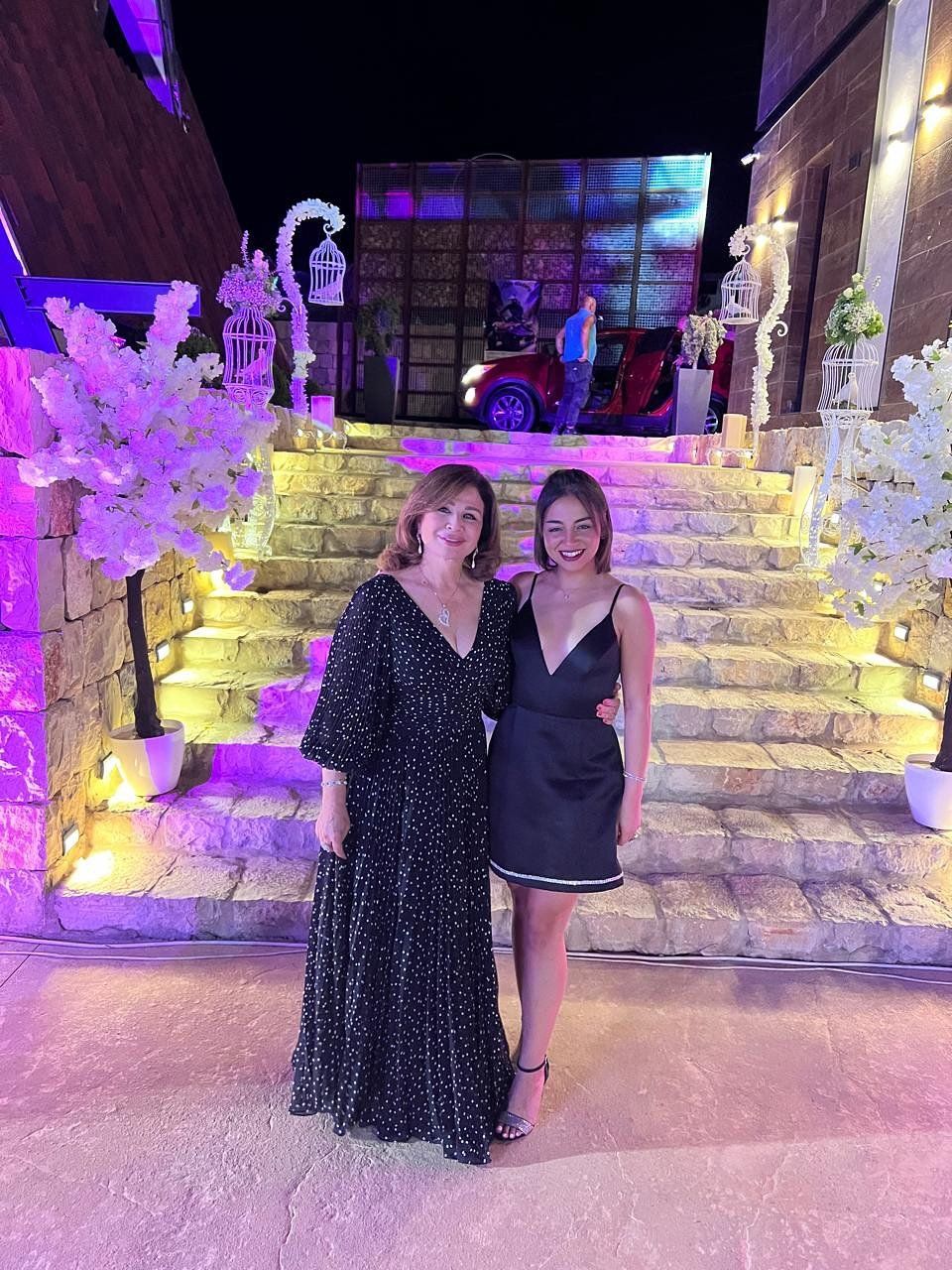 إلهام صفي الدين مع خالتها إلهام شاهين فى أحدث ظهور ضحك ولعب ورقص.. صور