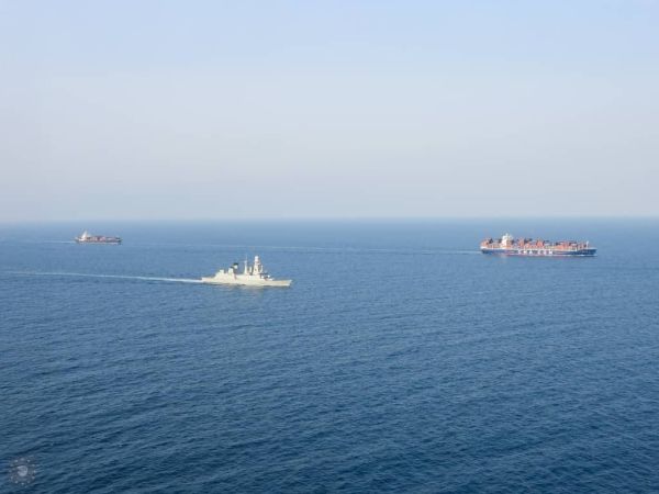 فرقاطة إيطالية تابعة للاتحاد الأوروبي تحمي سفنًا تجارية في البحر الأحمر