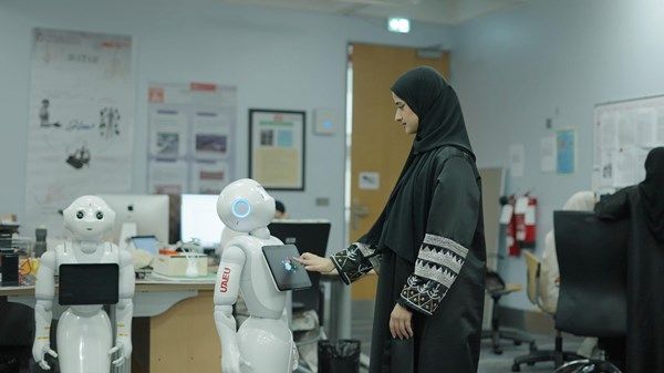 فريق من جامعة الإمارات يطور أسراباً روبوتية تحاكي النحل