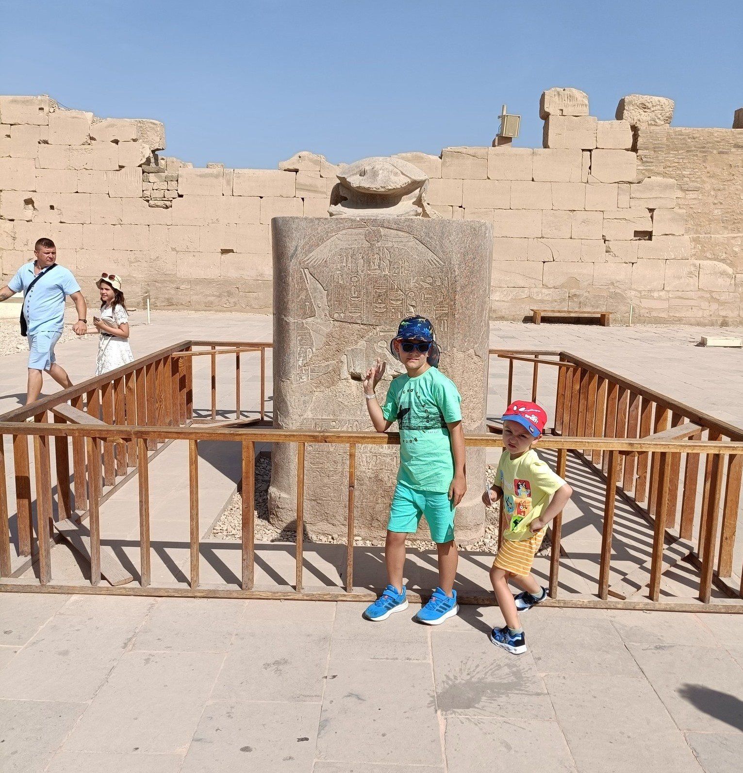 العائلات الأجنبية تستمتع بزيارة المعالم الأثرية والسياحية بالأقصر.. صور