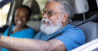قيادة السيارة بعد سن الستين.. 4 تحديات صحية وطرق التغلب عليها