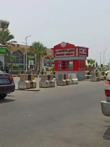 جدل واسع في عدن بعد تداول صورة لمحل حلويات داخل حرم مطار عدن الدولي ( الصورة )