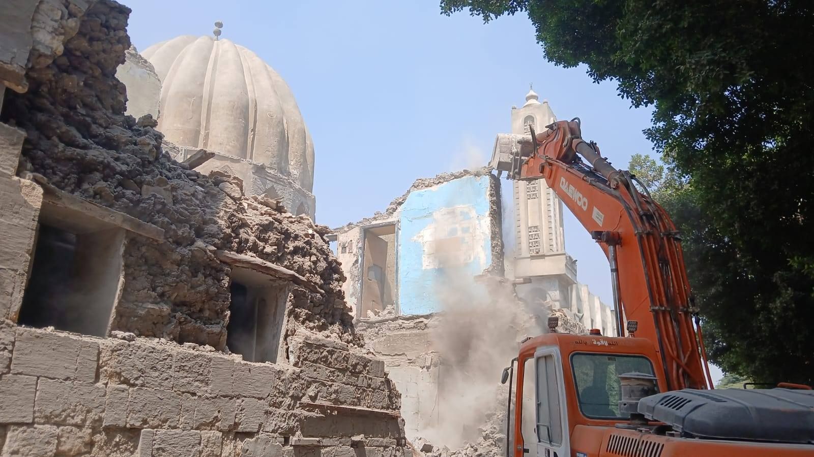 إزالة عقار آيل للسقوط بحى الخليفة جنوب القاهرة.. صور