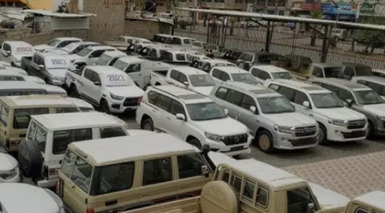 قرارات حوثية مفاجئة تتسبب بخسائر فادحة...تجار السيارات باليمن في ورطة