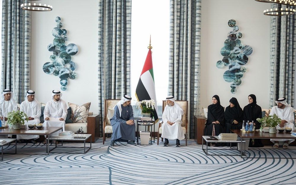 حمدان بن زايد يستقبل أوائل الثانوية العامة في منطقة الظفرة