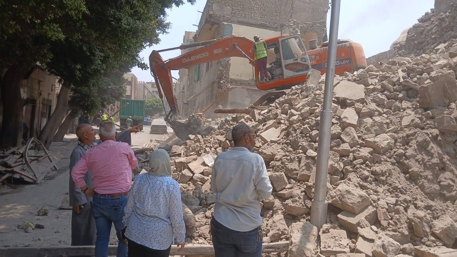 إزالة عقار آيل للسقوط بحى الخليفة جنوب القاهرة.. صور