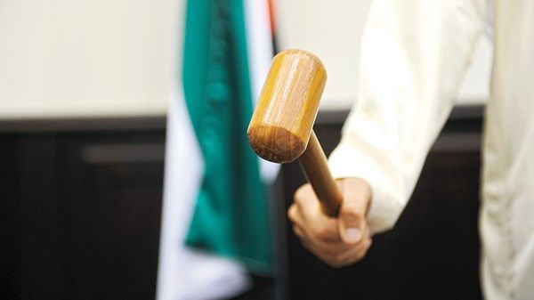 20 ألف درهم ضد متهم بكسر باب منزل وإتلاف مركبة