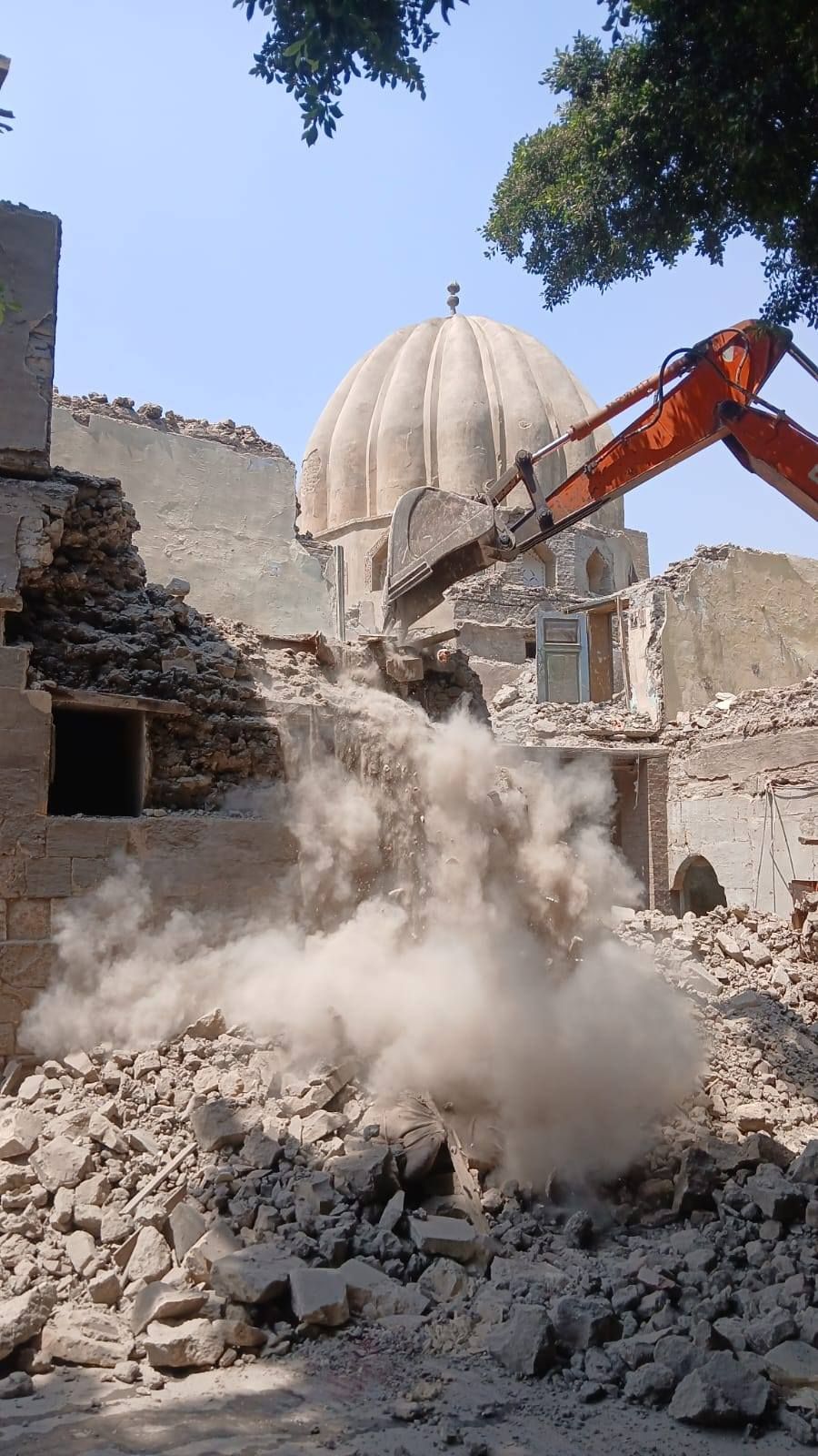 إزالة عقار آيل للسقوط بحى الخليفة جنوب القاهرة.. صور