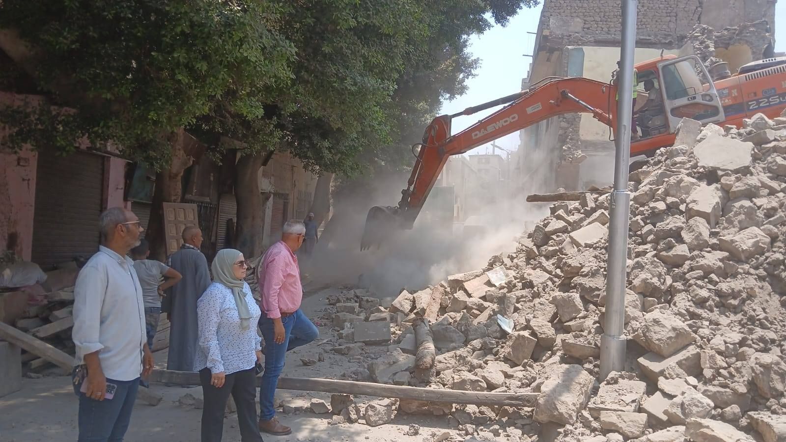 إزالة عقار آيل للسقوط بحى الخليفة جنوب القاهرة.. صور