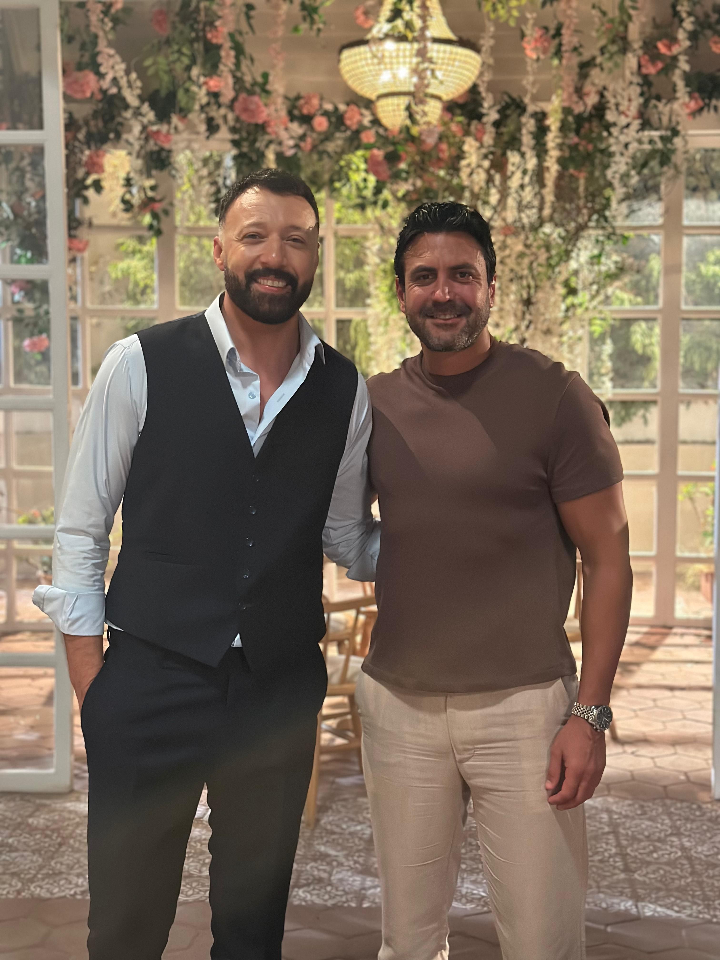 معتز حسين مذيع بدرجة رجل أعمال في مسلسل اتنين قهوة