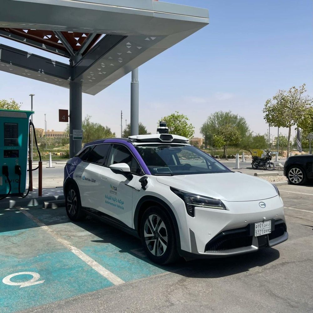 شاهد بالصور كيف بدت أولى المركبات ذاتية القيادة عند تدشينها بالرياض