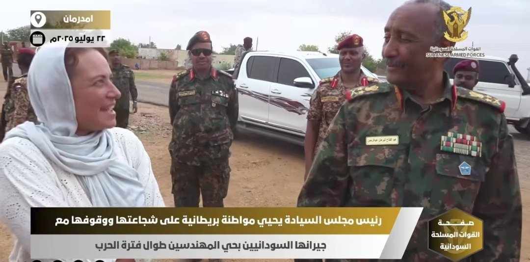 شاهد بالصورة والفيديو.. رئيس مجلس السيادة يلتقي بمواطنة بريطانية ويشيد بشجاعتها بعد أن ظلت طوال فترة الحرب مرابطة مع أبنائها بحي المهندسين بأم درمان