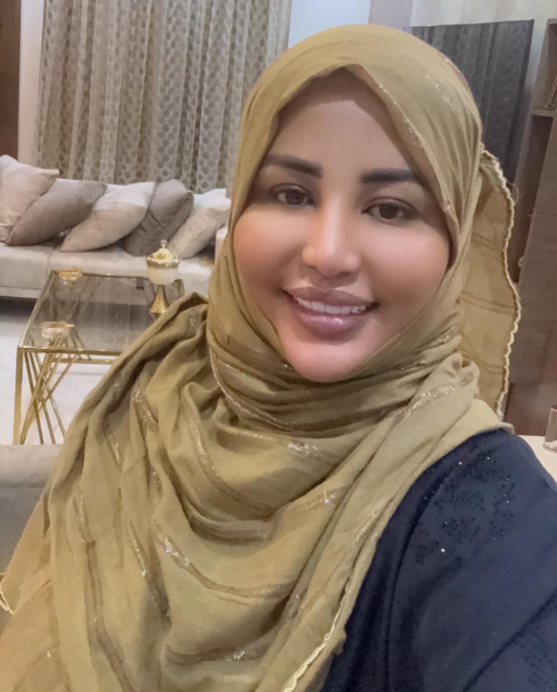 الناشطة رانيا الخضر تتحسر على حال الأحمر وتقدم الحلول: (المريخ ما يستحق المهازل الحاصلة عليه اي شخص محتاج لي شهره وعمل ليه شوية قريشات يجي يشتغل رئيس نادي المريخ سودكال وابو جبين وحازم العوير داك واخيراً النمير)