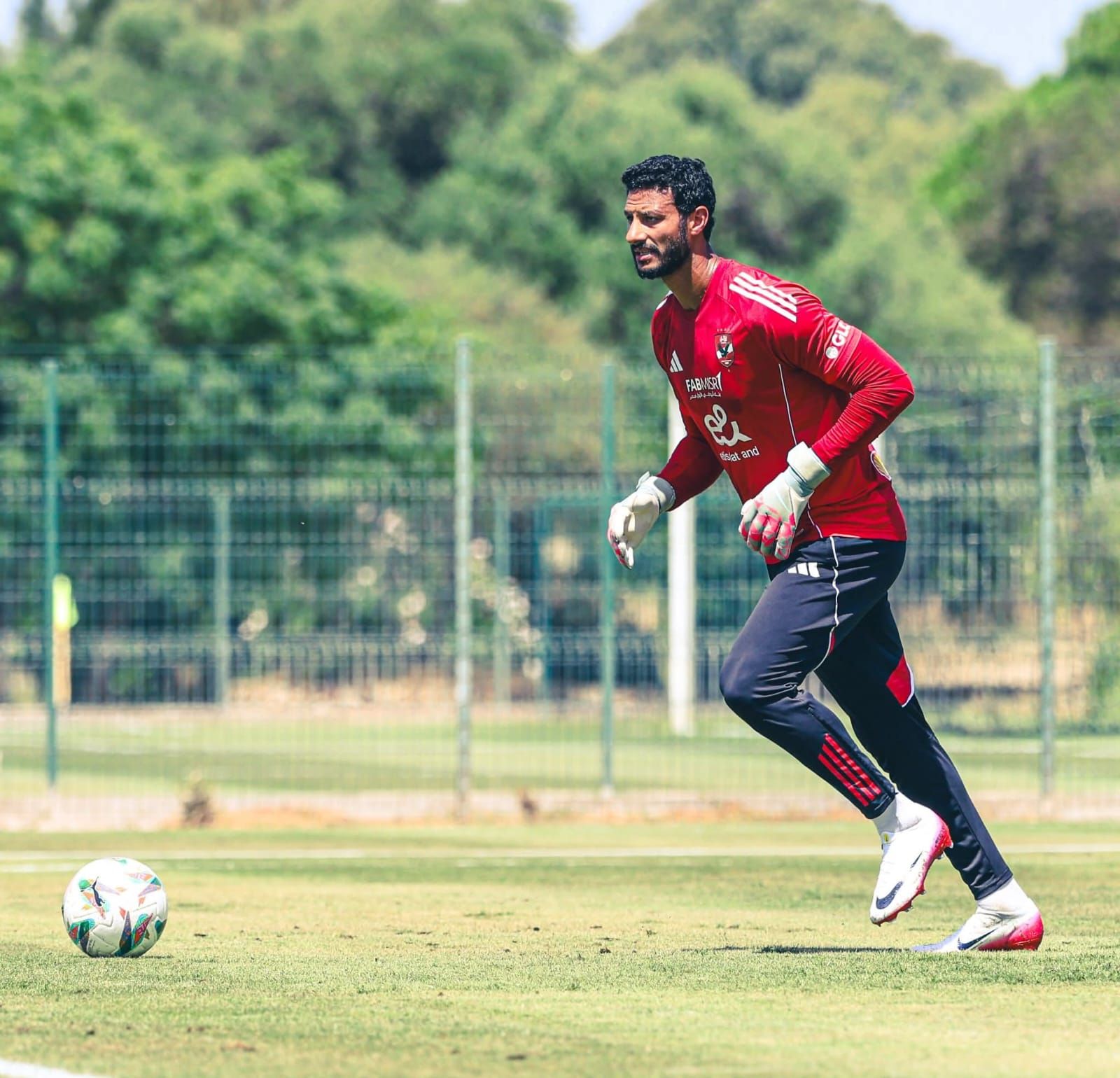 ريبيرو يركز على التدريبات البدنية في مران الأهلي الصباحي بتونس.. صور