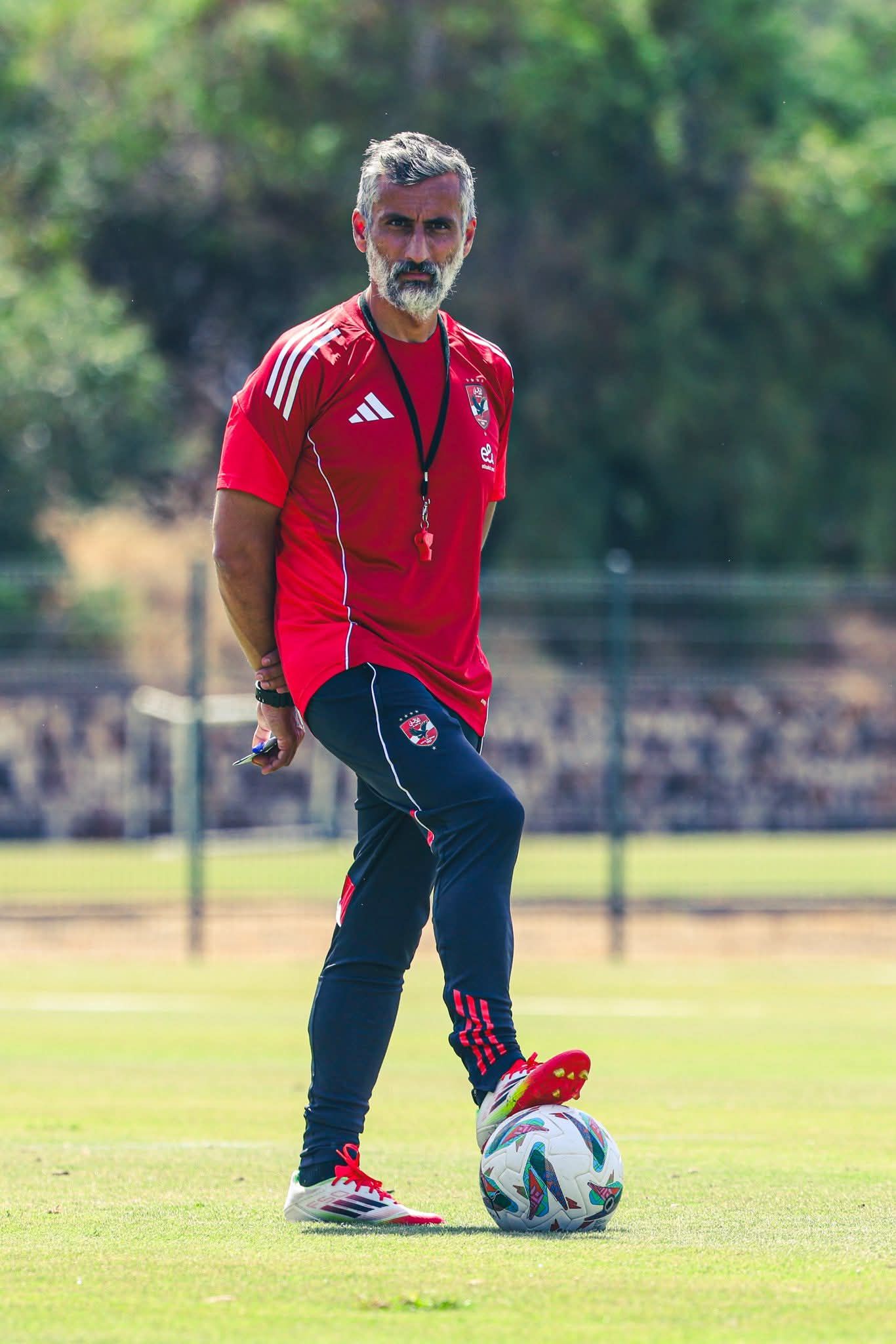 ريبيرو يركز على التدريبات البدنية في مران الأهلي الصباحي بتونس.. صور