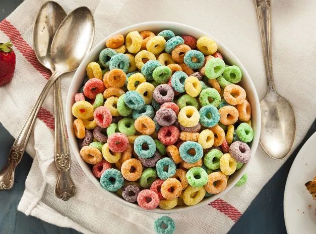 10 أطعمة ومشروبات غير صحية تساعد على زيادة الوزن.. اعرف البدائل