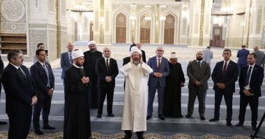 شاهد رئيس الشئون الدينية التركى يرفع الأذان داخل مسجد مصر بالعاصمة الإدارية