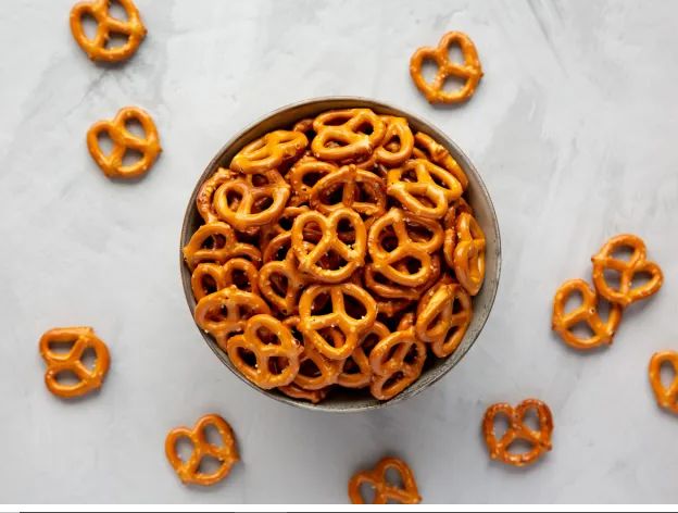 10 أطعمة ومشروبات غير صحية تساعد على زيادة الوزن.. اعرف البدائل