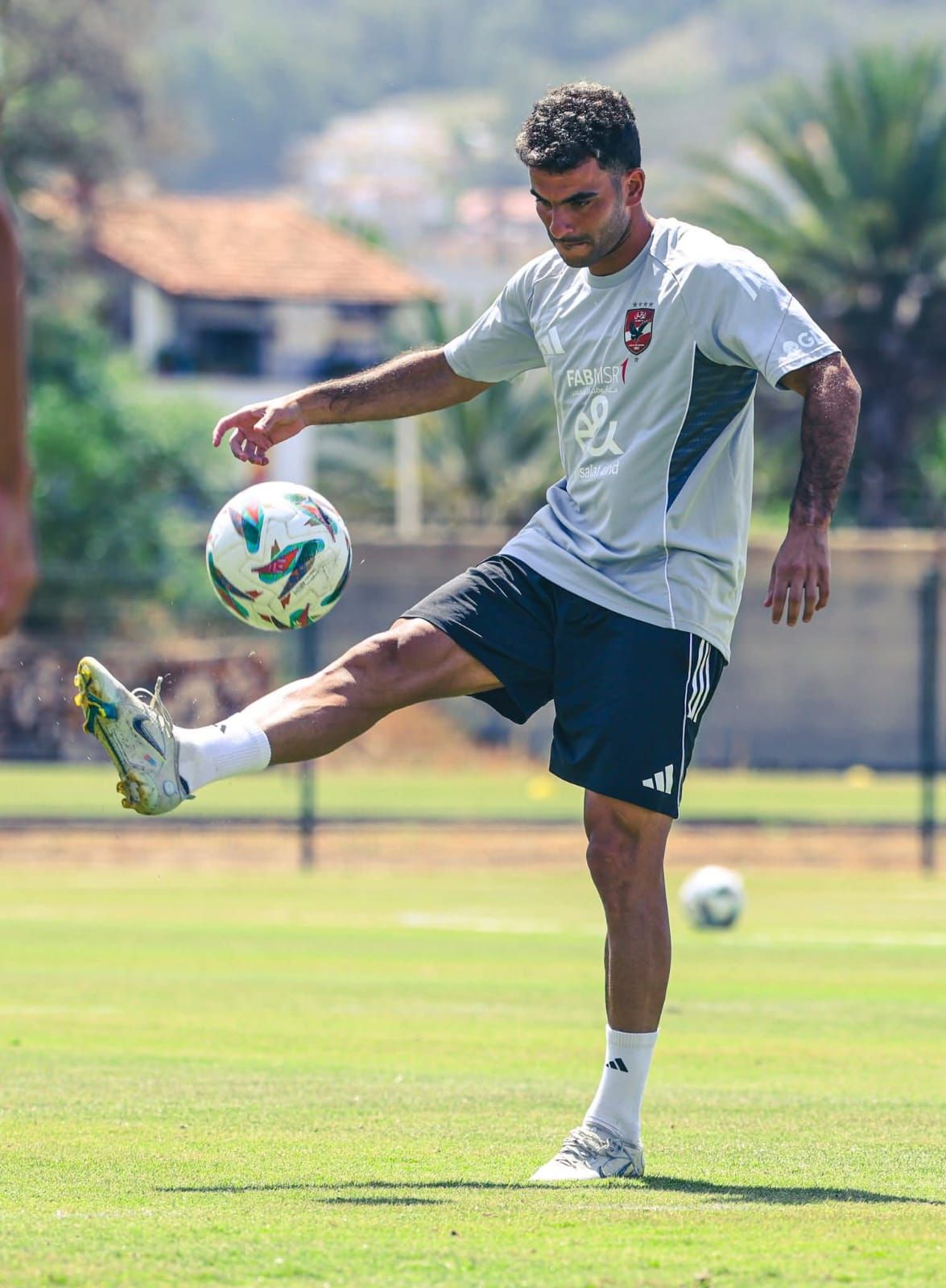 ريبيرو يركز على التدريبات البدنية في مران الأهلي الصباحي بتونس.. صور