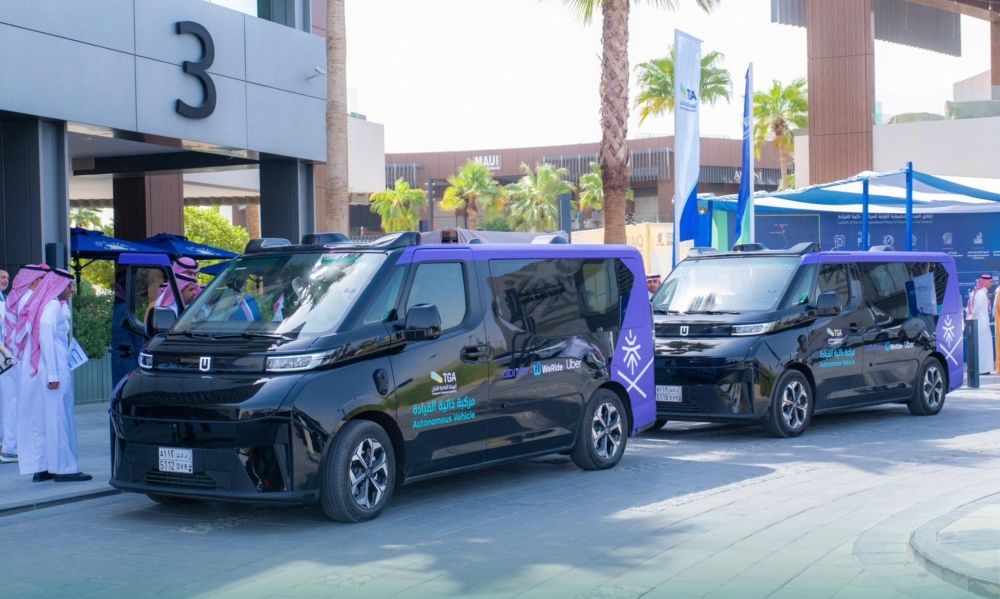 شاهد بالصور كيف بدت أولى المركبات ذاتية القيادة عند تدشينها بالرياض