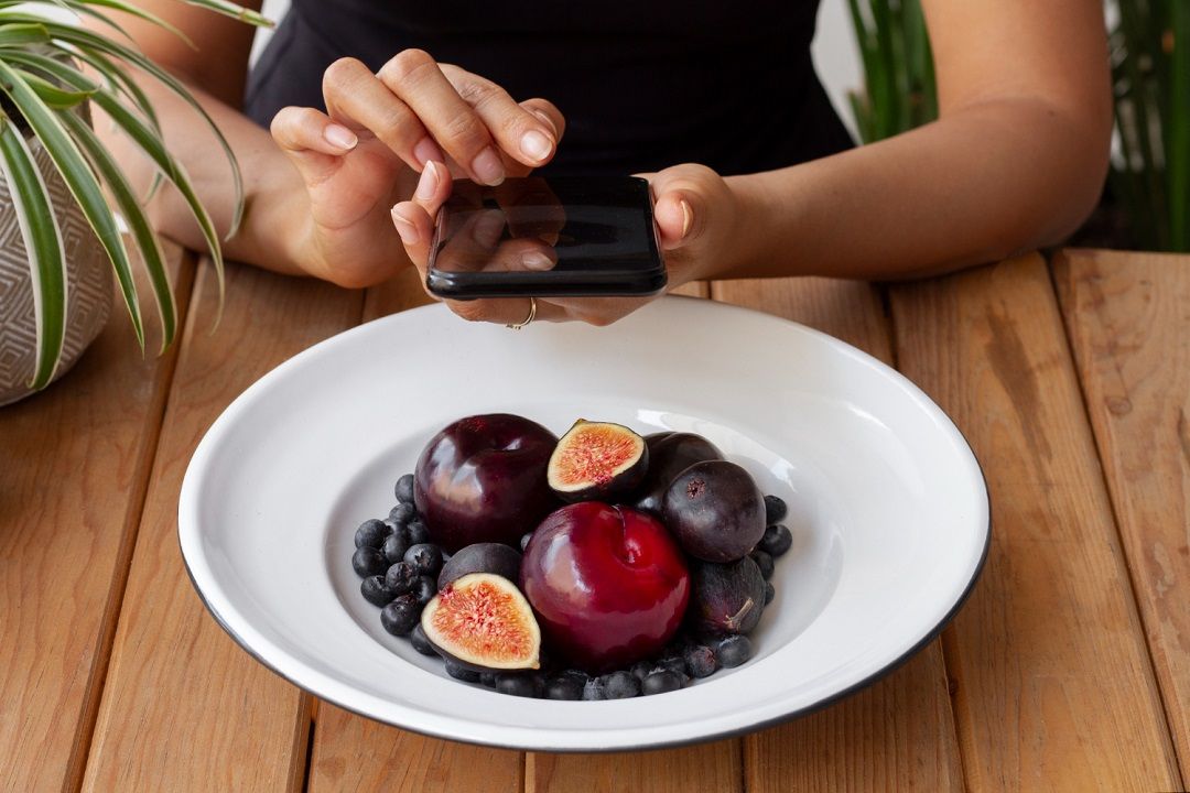 للحامل: فوائد البرقوق الأحمر مذهلة شرط عدم الإفراط