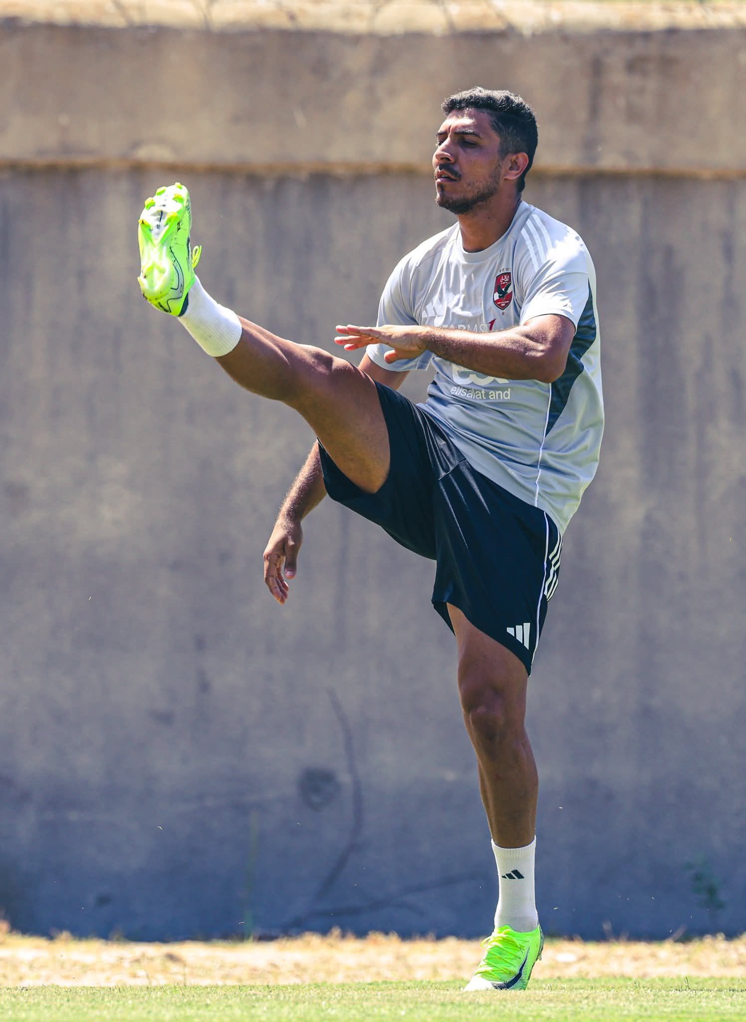 ريبيرو يركز على التدريبات البدنية في مران الأهلي الصباحي بتونس.. صور